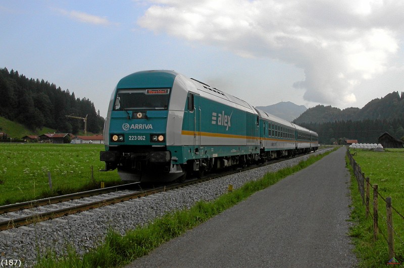 Bahn 187.jpg - ALX 39950 mit Lok 223 062 hinter Langenwang mit Ziel Oberstdorf Hbf.
